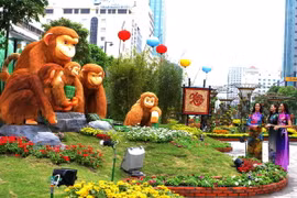 Linh vật của Đường hoa 2016 là gia đình khỉ. (Ảnh: Phương Vy/TTXVN) 