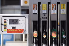 Giá xăng và dầu diesel được niêm yết tại một trạm bán xăng ở Manchester, Anh ngày 8/3/2022. (Ảnh: AFP/TTXVN)