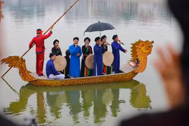 Hát quan họ trên thuyền. (Ảnh: Thanh Tùng/TTXVN)