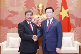 Chủ tịch Quốc hội Vương Đình Huệ tiếp Phó Chủ tịch Quốc hội Lào Khambay Damlath. (Ảnh: Doãn Tấn/TTXVN)
