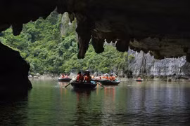 Du khách thăm vinh Hạ Long. (Ảnh: TTXVN)