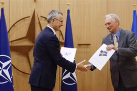 Tổng Thư ký NATO Jens Stoltenberg (trái) tiếp nhận đơn xin gia nhập liên minh quân sự từ đại sứ Thụy Điển tại NATO Axel Wernhoff ở Brussels (Bỉ), ngày 18/5/2022. (Ảnh: AFP/TTXVN)