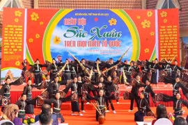 Tiết mục Xoè Thái của đồng bào dân tộc Thái tại Ngày hội "Sắc Xuân trên mọi miền Tổ quốc" năm 2023 . (Ảnh: Tuấn Đức/TTXVN)