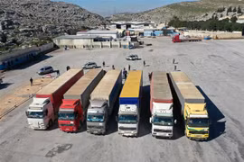 Đoàn xe cứu trợ đầu tiên của LHQ có mặt tại khu vực Tây Bắc Syria do phe đối lập kiểm soát sau thảm họa động đất, ngày 9/2/2023. (Ảnh: AFP/TTXVN)