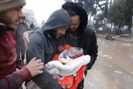 Người cha đau khổ ôm thi thể đứa con thiệt mạng sau trận động đất tại Aleppo, Syria ngày 6/2/2023. (Ảnh: AFP/TTXVN)