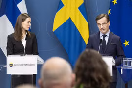 Thủ tướng Phần Lan Sanna Marin (trái) và người đồng cấp Thụy Điển Ulf Kristersson. (Ảnh: THX/TTXVN)