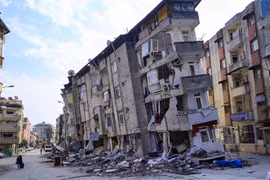 Tòa nhà bị phá hủy sau trận động đất tại Hatay, Thổ Nhĩ Kỳ, ngày 11/2/2023. (Ảnh: AFP/ TTXVN)