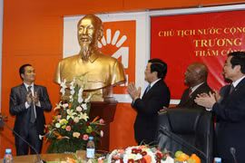 Chủ tịch nước Trương Tấn Sang tặng bức Tượng Bác Hồ cho Công ty Movitel. (Ảnh: Nguyễn Khang/TTXVN)