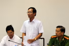 Chủ tịch UBND huyện Thới Bình Trần Văn Dũng báo cáo tình trạng cho vay tín dụng đen tại địa phương. (Ảnh: Huỳnh Thế Anh/TTXVN)