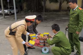 Số pháo lậu trong một vụ bắt giữ. (Ảnh: Trang Trang-Trần Đức Dương/TTXVN)