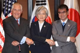 (Từ trái sang) Ngoại trưởng Mỹ Rex Tillerson, Ngoại trưởng Hàn Quốc Kang Kyung-wha (giữa) và Ngoại trưởng Nhật Taro Kono. (Nguồn: AFP)