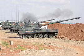 Binh sỹ và xe quân sự Thổ Nhĩ Kỳ tiến vào miền Bắc Syria. (Nguồn: ANADOLU AGENCY/ TTXVN)