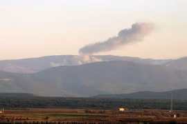Khói bốc lên tại vùng Afrin của Syria nhìn từ tỉnh biên giới Hatay giữa Thổ Nhĩ Kỳ-Syria ngày 20/1. (Nguồn: THX/TTXVN)