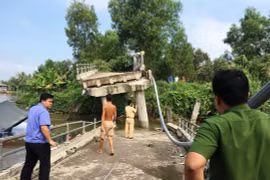 Tiền Giang: Sà lan chở cát đâm gãy hai trụ cầu Long Hòa B 