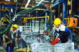 Công nhân lắp ráp ôtô tại Nhà máy Ôtô Hyundai Thành Công, Việt Nam. (Ảnh: Thống Nhất/TTXVN)