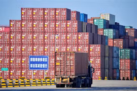 Container hàng hóa tại cảng ở Thanh Đảo, tỉnh Sơn Đông, Trung Quốc. (Ảnh: AFP/TTXVN)