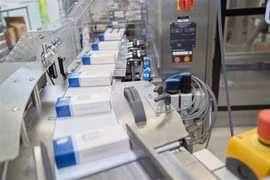 Thuốc Paxlovid điều trị COVID-19 của hãng Pfizer được sản xuất tại Freiburg, Đức ngày 16/11/2021. (Ảnh: AFP/TTXVN)