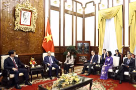 Chủ tịch nước Nguyễn Xuân Phúc tiếp ông Seong Ghi-hong, Chủ tịch, Giám đốc điều hành Hãng Thông tấn Yonhap của Hàn Quốc. (Ảnh: Thống Nhất/TTXVN)