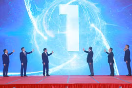 Ông Trần Thanh Mẫn, Ủy viên Bộ Chính trị, Phó Chủ tịch Thường trực Quốc hội, Trưởng ban Chỉ đạo Giải Diên Hồng và đại biểu thực hiện nghi thức phát động Giải Diên Hồng lần thứ nhất. (Ảnh: Doãn Tấn/TTXVN)