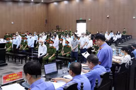 Đại diện Viện Kiểm sát công bố bản cáo trạng các bị cáo tại phiên tòa xét xử sơ thẩm. (Ảnh: Phạm Kiên/TTXVN)