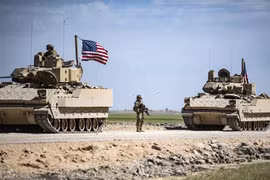 Binh sỹ Mỹ tuần tra tại Qamishli, tỉnh Hasakeh, đông bắc Syria. (Ảnh: AFP/TTXVN)