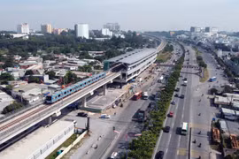 Tàu metro số 1 chạy thử nghiệm đoạn trên cao. (Ảnh: Quang Châu/TTXVN)