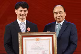 Chủ tịch nước Nguyễn Xuân Phúc trao tặng Huân chương Lao động hạng Ba cho Nghệ sỹ Ưu tú Nguyễn Xuân Bắc-Giám đốc Nhà hát Kịch Việt Nam. (Ảnh: Thống Nhất/TTXVN)
