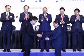 Chủ tịch nước Nguyễn Xuân Phúc và Phó Thủ tướng Hàn Quốc Choo Kyung-ho chứng kiến lễ trao biên bản hợp tác về Văn hóa, Thể thao và Du lịch giữa hai nước. (Ảnh: Thống Nhất/TTXVN)