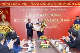Thường trực Ban Bí thư Võ Văn Thưởng trao Huy hiệu 40 năm tuổi Đảng cho đồng chí Nguyễn Trọng Nghĩa, Bí thư Trung ương Đảng, Trưởng Ban Tuyên giáo Trung ương. (Ảnh: Phương Hoa/TTXVN)
