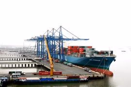 Tàu vào bốc dỡ hàng hóa tại Cảng Cái Mép-Thị Vải, tỉnh Bà Rịa-Vũng Tàu. (Ảnh: Hoàng Nhị/TTXVN)