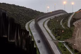 Lực lượng biên phòng tuần tra tại khu hàng rào biên giới giữa Mỹ và Mexico tại bang Baja California, Mexico ngày 14/2/2019. (Ảnh: AFP/TTXVN)