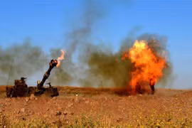 Binh sỹ Israel bắn đạn pháo từ khu vực gần thành phố Sderot về phía Dải Gaza ngày 19/5/2021. (Ảnh: THX/TTXVN)