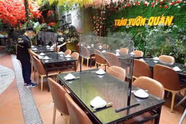 Nhà hàng Trâu Vườn Quán, 89 phố Nguyễn Văn Tuyết, quận Đống Đa đã lắp vách ngăn chống giọt bắn. (Ảnh: Anh Tuấn/TTXVN)