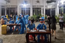 Lực lượng y tế lấy mẫu xét nghiệm COVID-19 cho người dân phường 15, quận Gò Vấp trong đêm 28/5, rạng sáng 29/5. (Ảnh: TTXVN phát)