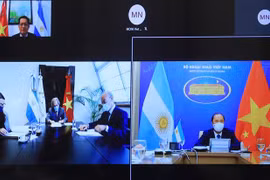 Thứ trưởng Ngoại giao Nguyễn Quốc Dũng và Thứ trưởng Ngoại giao Argentina Pablo Anselmo Tettamanti đồng chủ trì phiên Tham khảo Chính trị cấp Thứ trưởng Ngoại giao lần thứ tám theo hình thức trực tuyến. (Ảnh: Lâm Khánh/TTXVN)