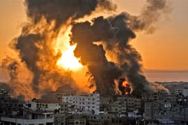 Khói lửa bốc lên sau loạt không kích của Israel xuống thị trấn Khan Yunis ở Dải Gaza ngày 12/5/2021. (Ảnh: AFP/TTXVN)