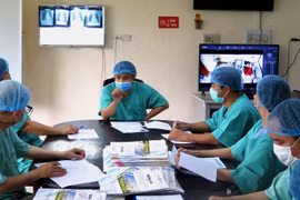 Các bác sỹ hội chẩn hàng ngày về tình trạng các bệnh nhân. (Ảnh: Tường Vi/TTXVN)