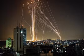 Rocket được phóng từ Dải Gaza về phía thành phố Tel Aviv, Israel, ngày 11/5/2021. (Ảnh: AFP/TTXVN)