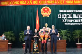 Các đại biểu tặng hoa chúc mừng ông Đào Mỹ được bầu giữ chức vụ Phó Chủ tịch Ủy ban nhân dân tỉnh Phú Yên, nhiệm kỳ 2016-2021. (Ảnh: Phạm Cường/TTXVN)