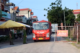 Lực lượng chức năng chốt chặn các lối ra vào tại xã Mão Điền, huyện Thuận Thành, tỉnh Bắc Ninh. (Ảnh: Đinh Văn Nhiều/TTXVN)