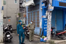 Lực lượng chức năng chốt chặm tại hẻm 456 Nguyễn Văn Công (phường 3, quận Gò Vấp, Tp. Hồ Chí Minh) nơi có điểm sinh hoạt của giáo phái truyền giáo Phục Hưng. (Ảnh: Hồng Giang/TTXVN)