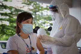  Tiêm vaccine phòng COVID-19 cho công nhân trong khu công nghiệp Bắc Giang. (Ảnh: Danh Lam/TTXVN)
