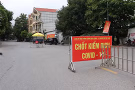 Chốt kiểm soát dịch bệnh tại cầu Như Nguyệt ngăn giữa phường Đáp Cầu, thành phố Bắc Ninh và huyện Việt Yên, tỉnh Bắc Giang. (Ảnh: Thái Hùng/TTXVN)