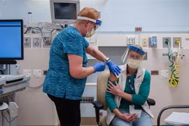Tiêm vaccine phòng COVID-19 cho nhân viên y tế tại bệnh viện ở San Diego, California, Mỹ ngày 15/12/2020. (Ảnh: AFP/TTXVN)