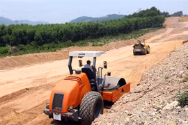Công trường cao tốc Bắc Nam đoạn Cam Lộ-La Sơn. (Ảnh: Huy Hùng/TTXVN)