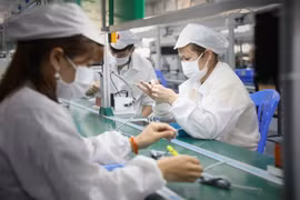 Hơn 1000 công nhân Công ty TNHH New Wing Interconnect Technology (khu công nghiệp Vân Trung) đã đi làm trở lại sau 2 lần test âm tính với SARS-CoV-2. (Ảnh: Danh Lam/TTXVN)