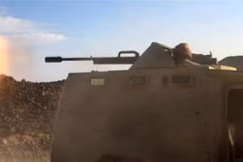Binh sỹ lực lượng ủng hộ chính phủ Yemen giao tranh với các tay súng lực lượng Houthi tại Marib, Yemen, ngày 25/4/2021. (Ảnh: AFP/TTXVN)