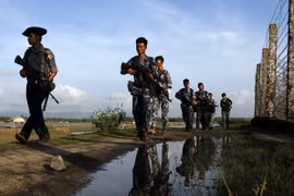 Cảnh sát Myanmar tuần tra tại khu vực Maungdaw, bang Rakhine ngày 14/10. (Nguồn: AP/TTXVN)