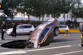 Chiếc Rolls-Royce Phantom gặp nạn. (Nguồn: shanghaiist.com)