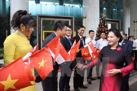 Đại sứ quán Việt Nam và Cộng đồng người Việt tại Singapore đón Chủ tịch Quốc hội Nguyễn Thị Kim Ngân, tại Sân bay Quốc tế Changi, ngày 26/11. (Ảnh: Trọng Đức/TTXVN)
